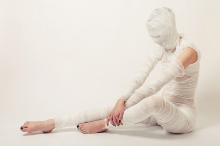 埃及的木乃伊裹绷带与艺术在皮肤上的美女模特绷带木乃伊万圣节形象