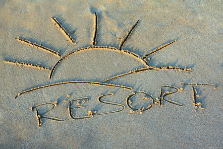 度假村沙滩上的铭文