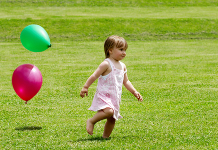 小女孩与气球的草地上奔跑图片