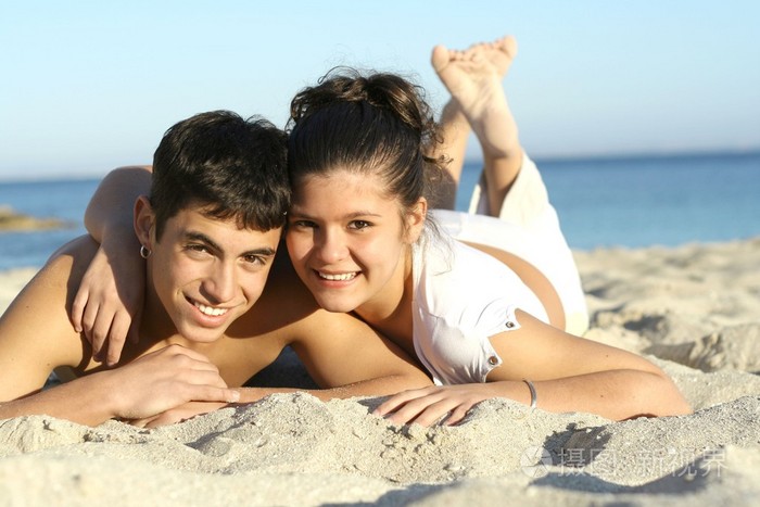 对夏季海滩度假或春假假期快乐年轻夫妇