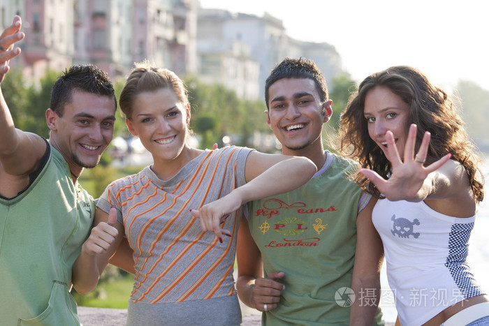 快乐朋友笑欢呼和挥舞着