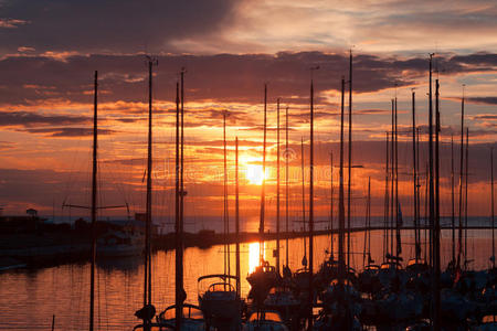 港口和日落时的游艇