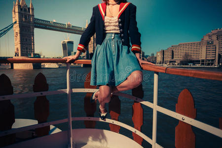 在泰晤士河上乘船游览的女人