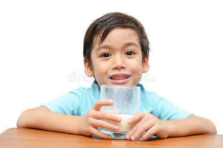 小男孩拿着一杯鲜牛奶图片