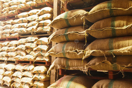 大米销售把麻袋大米堆起来照片