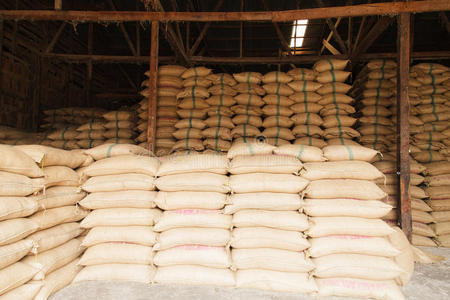 大米麻袋把麻袋大米堆起来照片