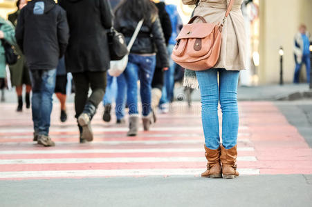 匆忙行人图片-匆忙行人素材-匆忙行人插画-摄图新视界