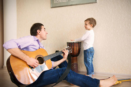 年轻的父亲和小儿吉他