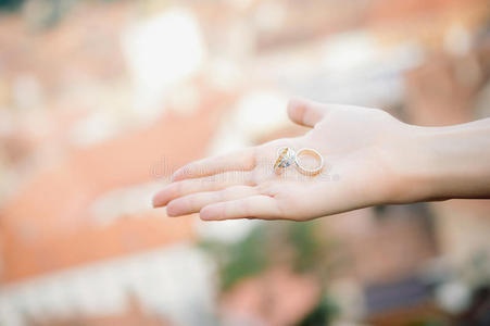 新娘手拿结婚戒指