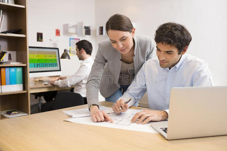 商务团队在办公室使用笔记本电脑