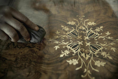 非洲木匠打磨古董