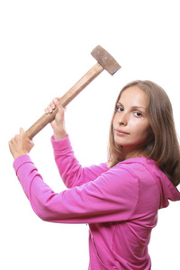 女人用锤子
