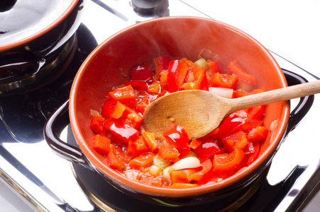 烹饪辣椒西红柿