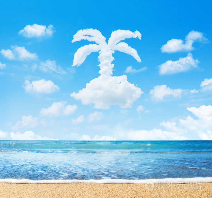 海滩和大海.在窗体的棕榈树在蓝蓝的天空中云