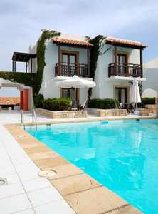 现代豪华别墅的游泳池在豪华的酒店，克里特岛，g