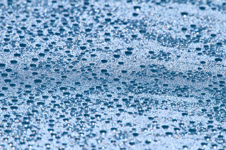 灰蓝色背景上的水滴