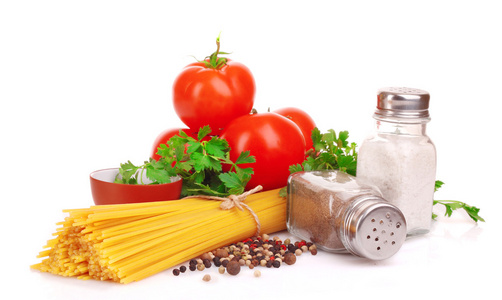 意大利面意粉用西红柿 橄榄油和罗勒上白 ba
