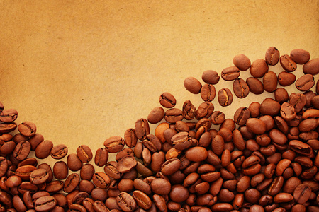 旧纸张背景上的咖啡豆
