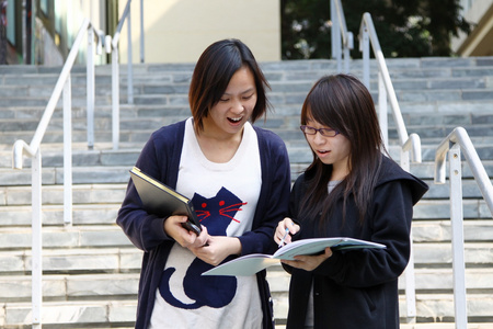 在一所大学校园亚洲学生图片