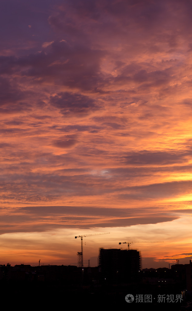 在日落的城市天际线jpg