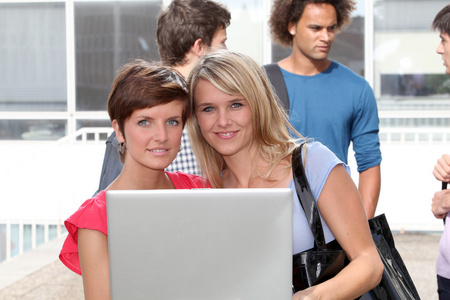 学生在大学校园与便携式计算机