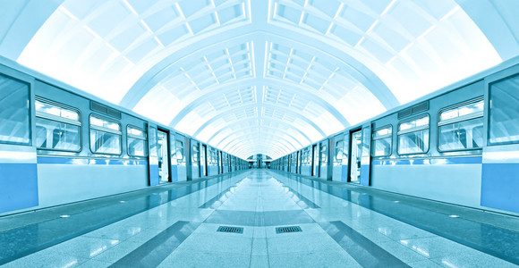 对称照明与大理石地板的地铁站