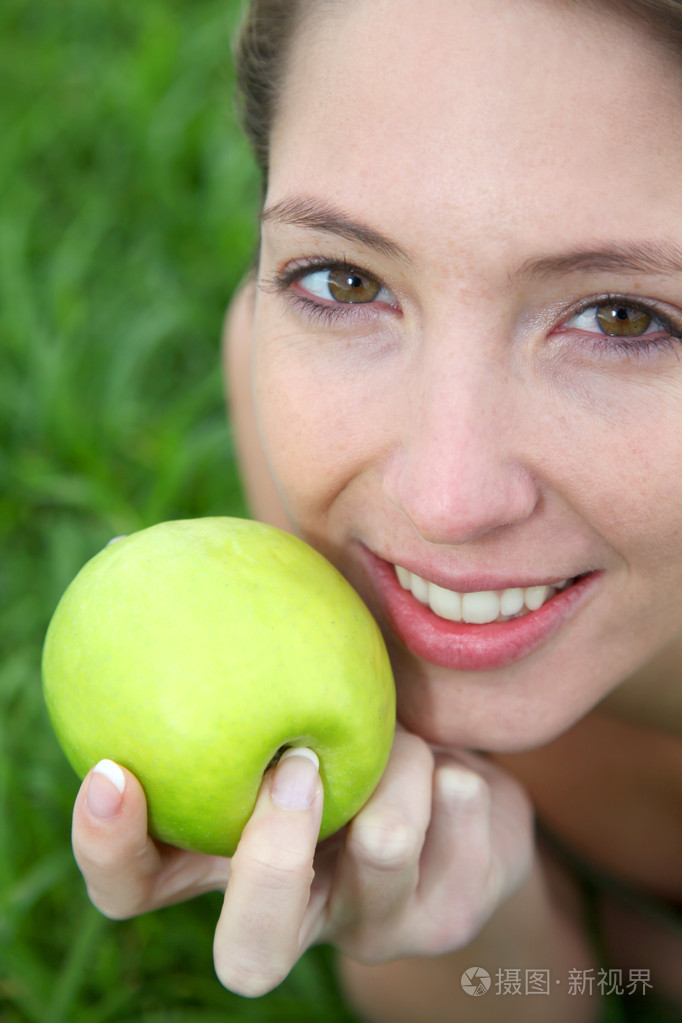 女人吃青苹果