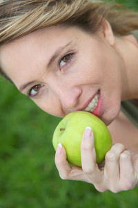 女人吃青苹果