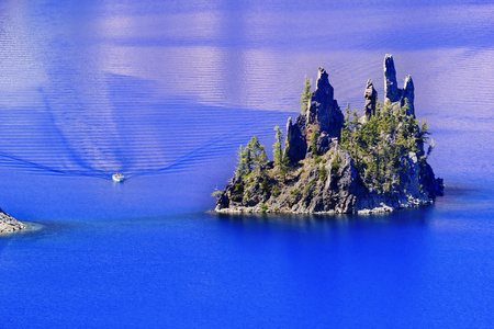 幽灵船岛船火山口湖反射蓝色天空俄勒冈州