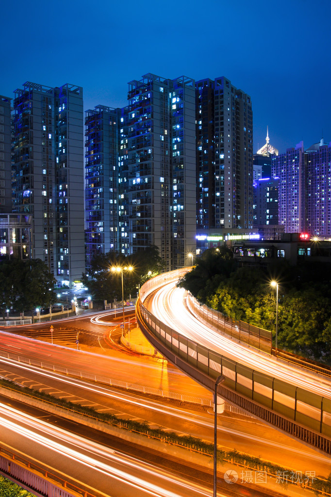 在夜间繁华城市高架桥上光径