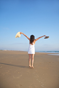 快乐的跳跃女人在 castilnovo 海滩