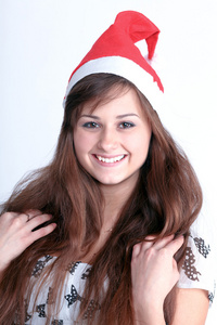 红色圣诞帽子的漂亮年轻女孩