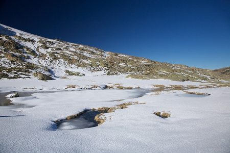 在 gredos 山冰的湖