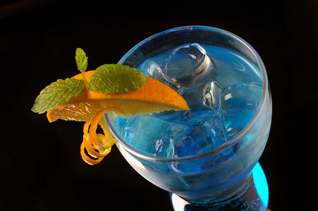 鸡尾酒与冰和橙蓝