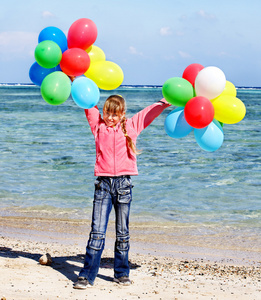 孩子在沙滩上玩气球