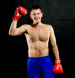 拳击手套的年轻人的肖像