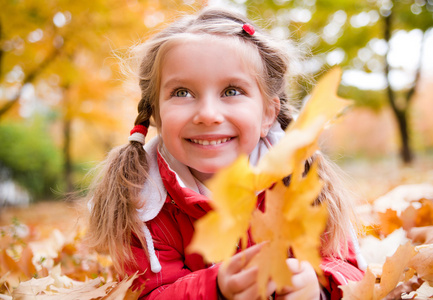 一个小女孩的秋天肖像