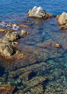 石头和岩石在海的边缘