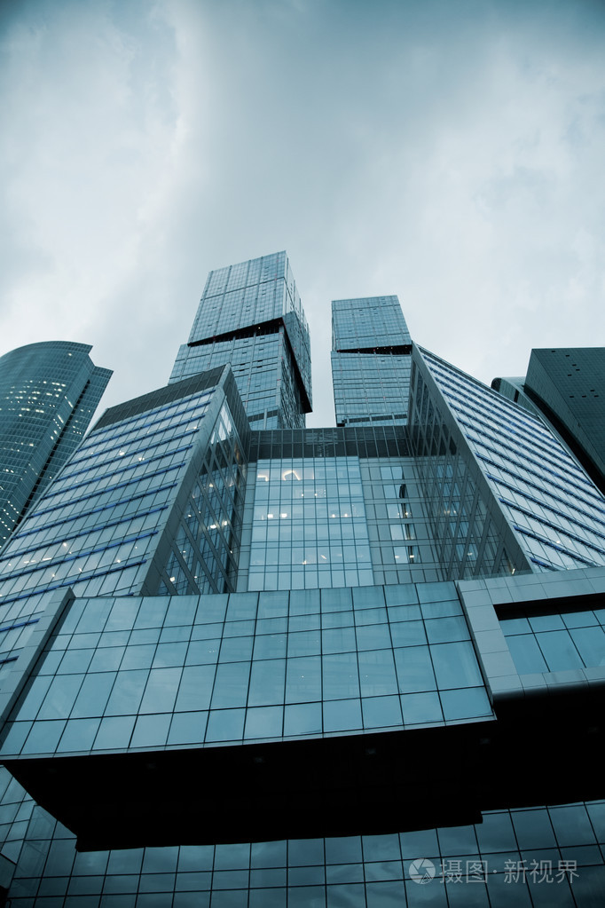 在晚上的现代摩天大楼