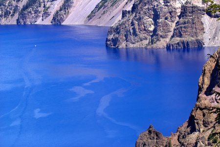 蓝色火山口湖 rim 白船俄勒冈州