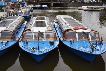 荷兰，阿姆斯特丹，渡船在运河附近的中央火车站