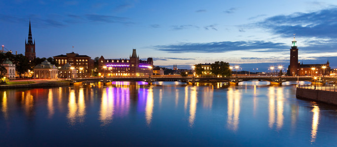 在斯德哥尔摩，瑞典老镇的晚上全景图