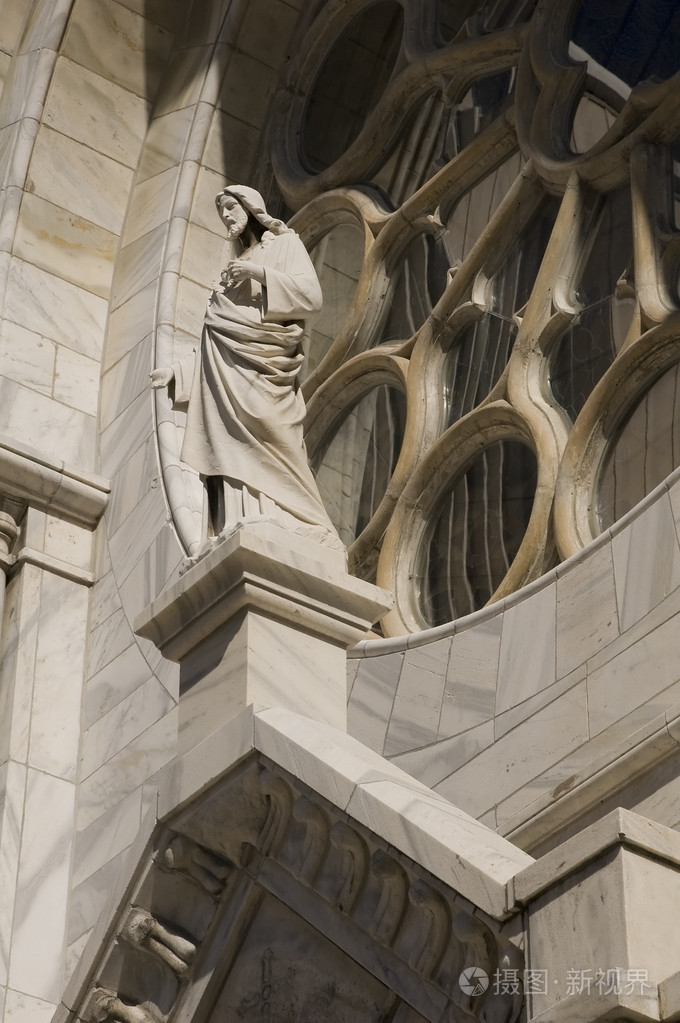 在教堂上的耶稣雕像