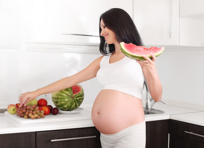 怀孕的女人在厨房