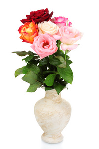 束美丽的玫瑰在花瓶上白色隔离