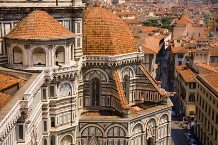 从大教堂塔在意大利的佛罗伦萨视图
