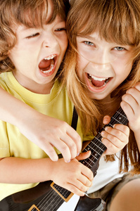 孩子们玩吉他唱歌