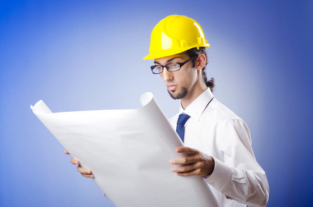 几何或技术制图老师.有胡子的人拿着黄色背景上的绘图工具.