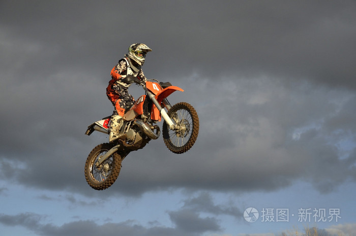 壮观的跳上一辆摩托车的越野摩托车赛车手