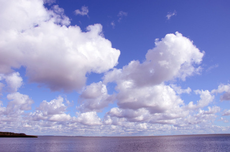 天空和湖泊的背景。湖和天空的自然浪漫观